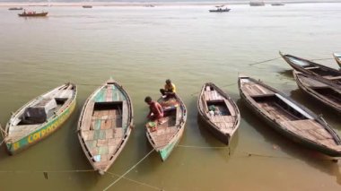 Varanasi, Hindistan - Kasım 2019. Varanasi 'nin ghatlarında tekneler.