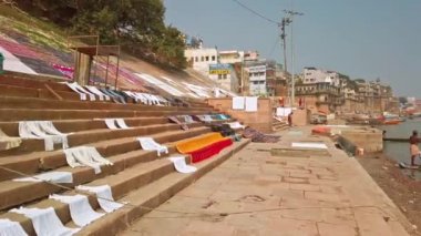 Varanasi, Hindistan - Kasım 2019. Varanasi 'nin ghatlarında günlük yaşam.