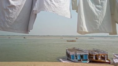Varanasi, Hindistan - Kasım 2019. Varanasi 'nin ghatlarında günlük yaşam.
