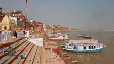 Varanasi, Hindistan - Kasım 2019. Varanasi 'nin ghatlarında tekneler.