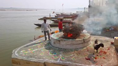 Varanasi, Hindistan - Kasım 2019. Harishchandra Ghat, Varanasi 'deki ghatlardan biridir ve Hindu yakma yeri olarak bilinir..