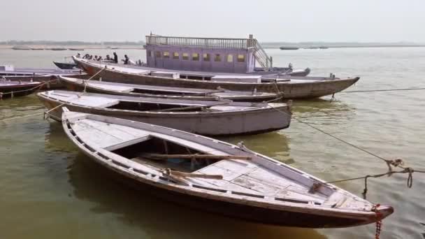 Varanasi India Circa Noviembre 2019 Barcos Los Ghats Varanasi — Vídeo de stock