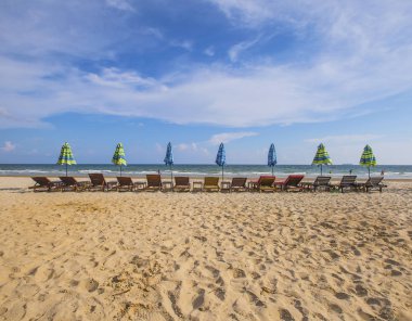 Güzel sahil ve mavi gökyüzü