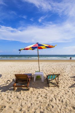 Güzel sahil ve mavi gökyüzü