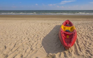 Beachn plaj üzerinde kırmızı Kano ored Kano