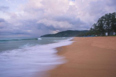 Karon Beach ve sabah ışık / Phuket Tayland