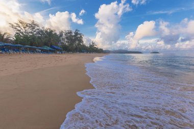 Karon Beach ve sabah ışık / Phuket Tayland