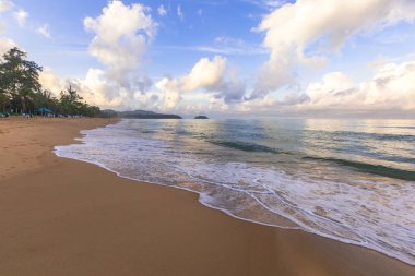 Karon Beach ve sabah ışık / Phuket Tayland