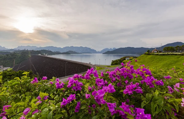 Akşam Işığı Ratchaprapha Barajı Surat Thani Eyaleti Tayland — Stok fotoğraf