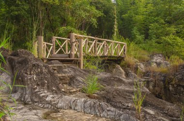 Şelale üzerinde köprü Krachan Nang Koi, Nakornsawan il, Tayland denir