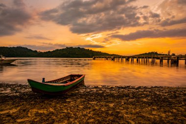 Eski bir tekne ve akşam ışığı