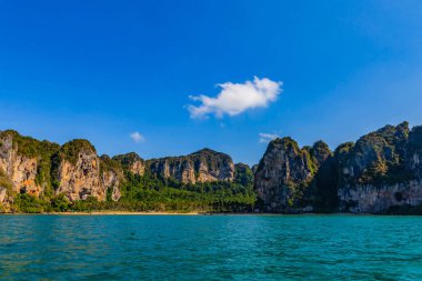 Railay Beach tekneden uzak bir köşesinden görüntülendiğinde