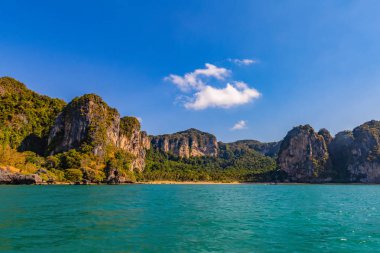 Railay Beach tekneden uzak bir köşesinden görüntülendiğinde