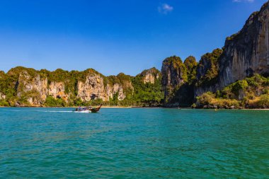 Bakıştır Railay Beach popüler bir plaj Krabi, Tayland