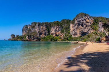 Bakıştır Railay Beach popüler bir plaj Krabi, Tayland