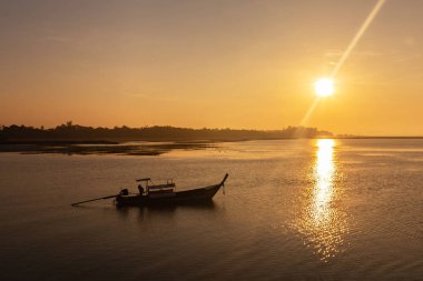 Gün ışığına bir iskelede Krabi, Tayland