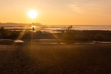 Gün ışığına bir iskelede Krabi, Tayland