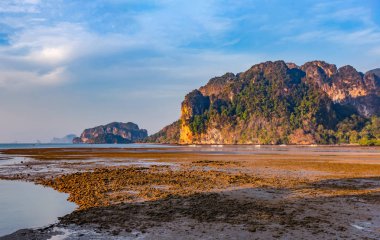 Gün ışığına bir iskelede Krabi, Tayland