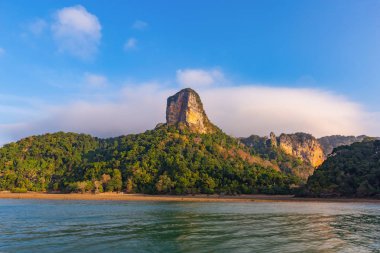 Bakıştır Railay Beach popüler bir plaj Krabi, Tayland