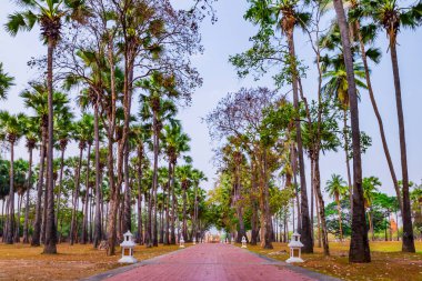 Sukhothai Tarih Parkı ve çevresinde öğle ve alacakaranlık