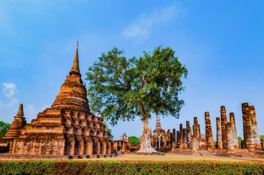 Sukhothai Tarih Parkı ve çevresinde öğle ve alacakaranlık
