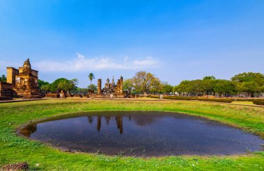 Sukhothai Tarih Parkı ve çevresinde öğle ve alacakaranlık