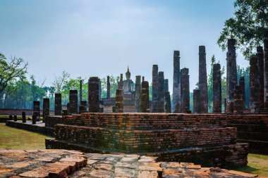 Sukhothai Tarih Parkı ve çevresinde öğle ve alacakaranlık