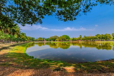 Sukhothai Tarih Parkı ve çevresinde öğle ve alacakaranlık