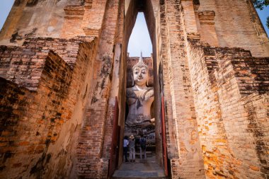 Sukhothai Tarih Parkı ve çevresinde öğle ve alacakaranlık