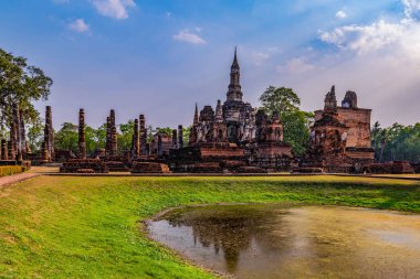 Sukhothai Tarih Parkı ve çevresinde öğle ve alacakaranlık