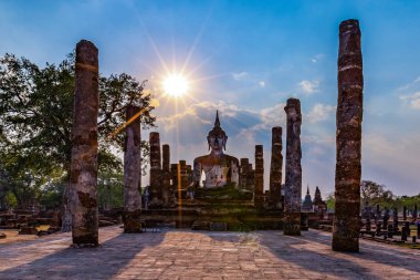 Sukhothai Tarih Parkı ve çevresinde öğle ve alacakaranlık