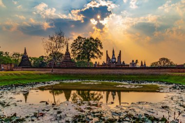 Sukhothai Tarih Parkı ve çevresinde öğle ve alacakaranlık