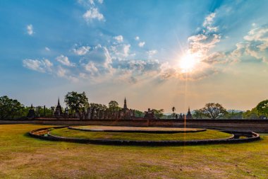 Sukhothai Tarih Parkı ve çevresinde öğle ve alacakaranlık