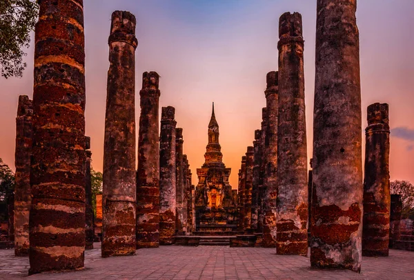 Sukhothai Tarih Parkı Çevresinde Öğle Alacakaranlık — Stok fotoğraf