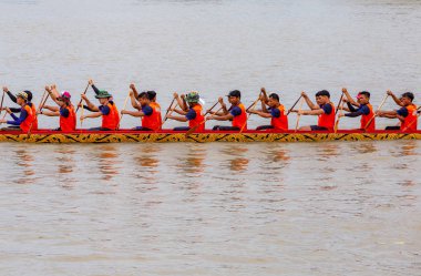 Nonthaburi pier Chao Phraya Nehri: Nonthaburi, Thailand fotoğraf Ağustos 17-19, 2018 üzerinde yarış 11 yıllık Nonthaburi uzun tekne 19 Ağustos 2018 üzerinde alınmıştır