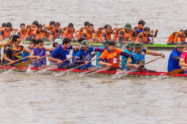 Nonthaburi pier Chao Phraya Nehri: Nonthaburi, Thailand fotoğraf Ağustos 17-19, 2018 üzerinde yarış 11 yıllık Nonthaburi uzun tekne 19 Ağustos 2018 üzerinde alınmıştır