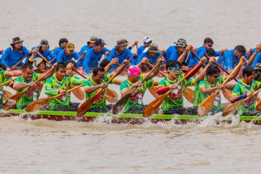 Nonthaburi pier Chao Phraya Nehri: Nonthaburi, Thailand fotoğraf Ağustos 17-19, 2018 üzerinde yarış 11 yıllık Nonthaburi uzun tekne 19 Ağustos 2018 üzerinde alınmıştır