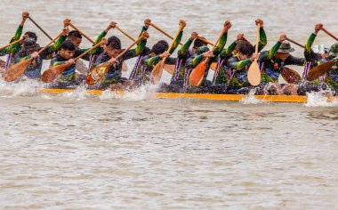 Nonthaburi pier Chao Phraya Nehri: Nonthaburi, Thailand fotoğraf Ağustos 17-19, 2018 üzerinde yarış 11 yıllık Nonthaburi uzun tekne 19 Ağustos 2018 üzerinde alınmıştır