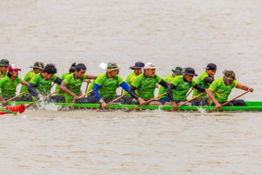 Nonthaburi pier Chao Phraya Nehri: Nonthaburi, Thailand fotoğraf Ağustos 17-19, 2018 üzerinde yarış 11 yıllık Nonthaburi uzun tekne 19 Ağustos 2018 üzerinde alınmıştır