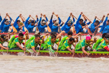 Nonthaburi pier Chao Phraya Nehri: Nonthaburi, Thailand fotoğraf Ağustos 17-19, 2018 üzerinde yarış 11 yıllık Nonthaburi uzun tekne 19 Ağustos 2018 üzerinde alınmıştır