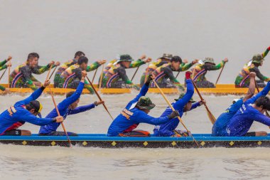Nonthaburi pier Chao Phraya Nehri: Nonthaburi, Thailand fotoğraf Ağustos 17-19, 2018 üzerinde yarış 11 yıllık Nonthaburi uzun tekne 19 Ağustos 2018 üzerinde alınmıştır