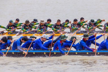 Nonthaburi pier Chao Phraya Nehri: Nonthaburi, Thailand fotoğraf Ağustos 17-19, 2018 üzerinde yarış 11 yıllık Nonthaburi uzun tekne 19 Ağustos 2018 üzerinde alınmıştır
