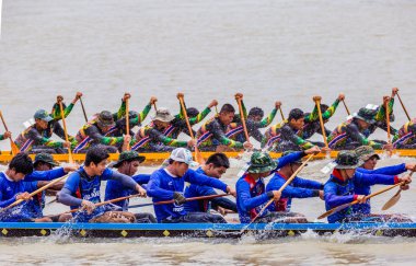 Nonthaburi pier Chao Phraya Nehri: Nonthaburi, Thailand fotoğraf Ağustos 17-19, 2018 üzerinde yarış 11 yıllık Nonthaburi uzun tekne 19 Ağustos 2018 üzerinde alınmıştır