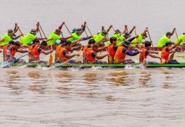 Nonthaburi pier Chao Phraya Nehri: Nonthaburi, Thailand fotoğraf Ağustos 17-19, 2018 üzerinde yarış 11 yıllık Nonthaburi uzun tekne 19 Ağustos 2018 üzerinde alınmıştır