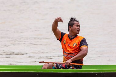 Nonthaburi pier Chao Phraya Nehri: Nonthaburi, Thailand fotoğraf Ağustos 17-19, 2018 üzerinde yarış 11 yıllık Nonthaburi uzun tekne 19 Ağustos 2018 üzerinde alınmıştır