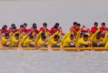 Nonthaburi pier Chao Phraya Nehri: Nonthaburi, Thailand fotoğraf Ağustos 17-19, 2018 üzerinde yarış 11 yıllık Nonthaburi uzun tekne 19 Ağustos 2018 üzerinde alınmıştır