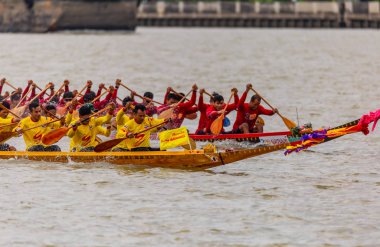 Nonthaburi pier Chao Phraya Nehri: Nonthaburi, Thailand fotoğraf Ağustos 17-19, 2018 üzerinde yarış 11 yıllık Nonthaburi uzun tekne 19 Ağustos 2018 üzerinde alınmıştır