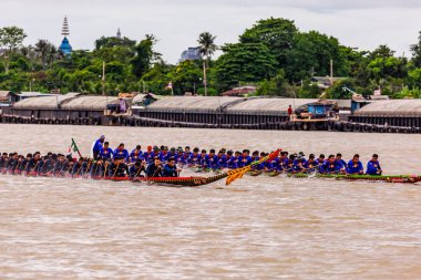 Nonthaburi pier Chao Phraya Nehri: Nonthaburi, Thailand fotoğraf Ağustos 17-19, 2018 üzerinde yarış 11 yıllık Nonthaburi uzun tekne 19 Ağustos 2018 üzerinde alınmıştır