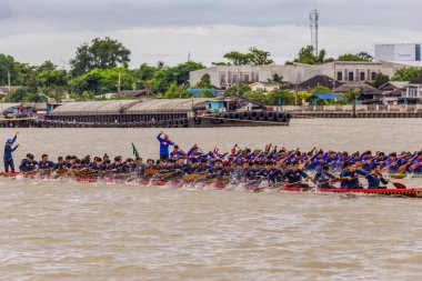 Nonthaburi pier Chao Phraya Nehri: Nonthaburi, Thailand fotoğraf Ağustos 17-19, 2018 üzerinde yarış 11 yıllık Nonthaburi uzun tekne 19 Ağustos 2018 üzerinde alınmıştır