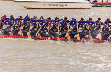 Nonthaburi pier Chao Phraya Nehri: Nonthaburi, Thailand fotoğraf Ağustos 17-19, 2018 üzerinde yarış 11 yıllık Nonthaburi uzun tekne 19 Ağustos 2018 üzerinde alınmıştır
